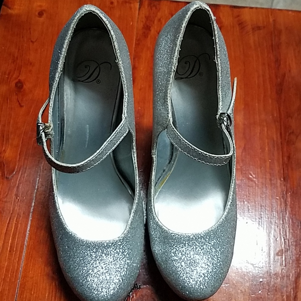 *LAST CHANCE! Sparkly silver heels